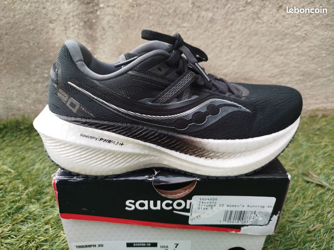 Chaussures Running Saucony Triumph 22 Noir/Blanc Femme