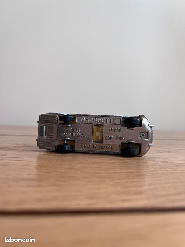 Ambulance ds 21 majorette 206 petite voiture figurine (image 9)