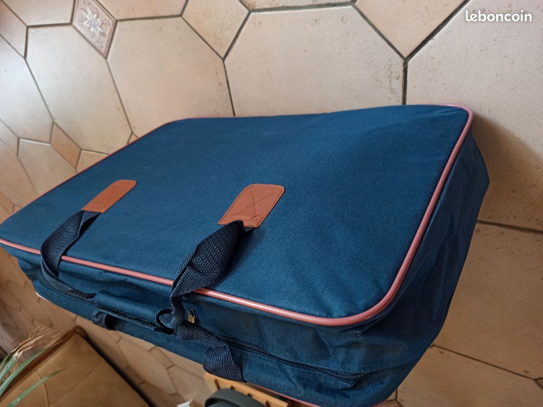 Set de voyage : valise + trousse de toilette (image 3)