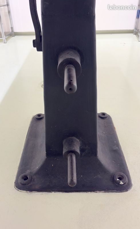 Table industrielle avec piétement en fonte (image 10)