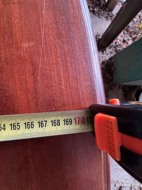 Table ronde diametre 1,7 m en bois ancien avec pied central travaillé sur roulettes (image 2)