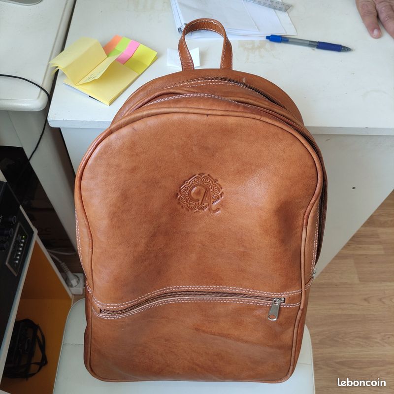 Grand sac à dos en cuir noir fait à la main