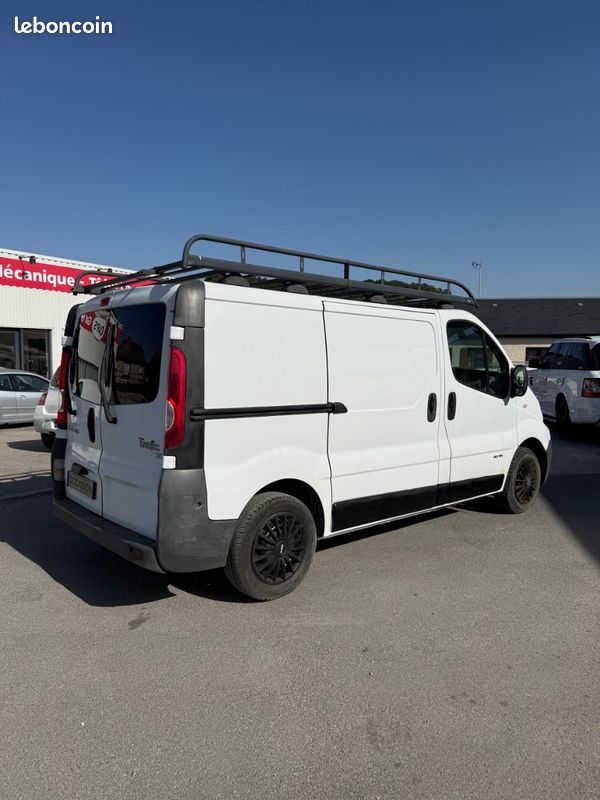 Renault TRAFIC 2.0dci 115 2eme main tres propre (image 7)
