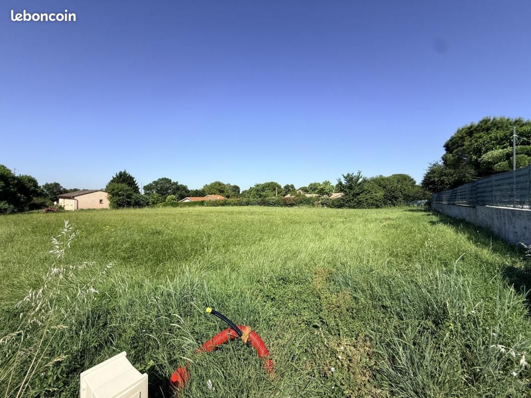Terrain 812 m² Bouloc · 110 000 €