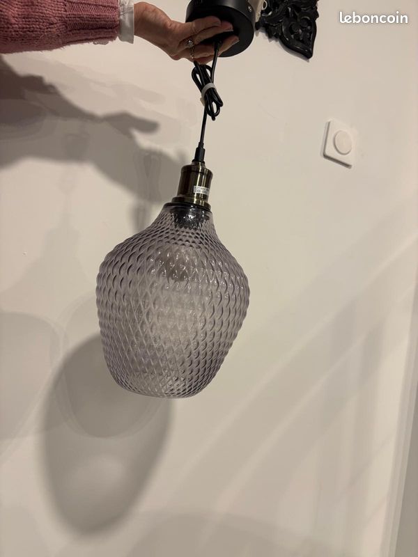 Lustre sophistiqué en verre fumé (image 2)