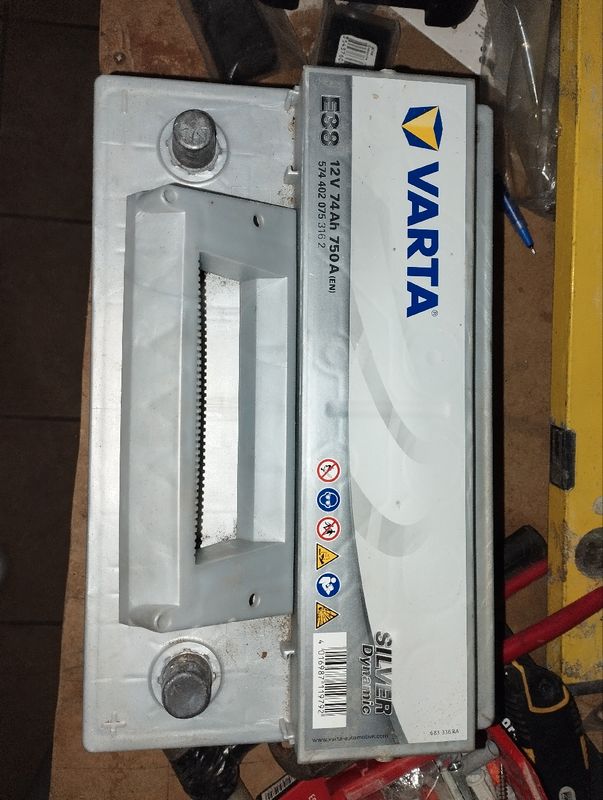 Varta E38. Batterie de voiture Varta 74Ah 12V