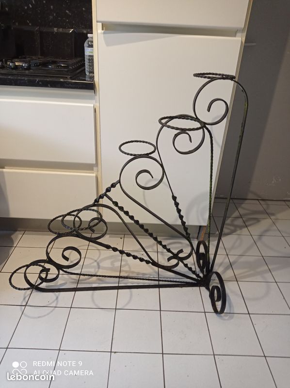 Ancien grand porte plante en fer forgé en forme de T (image 1)