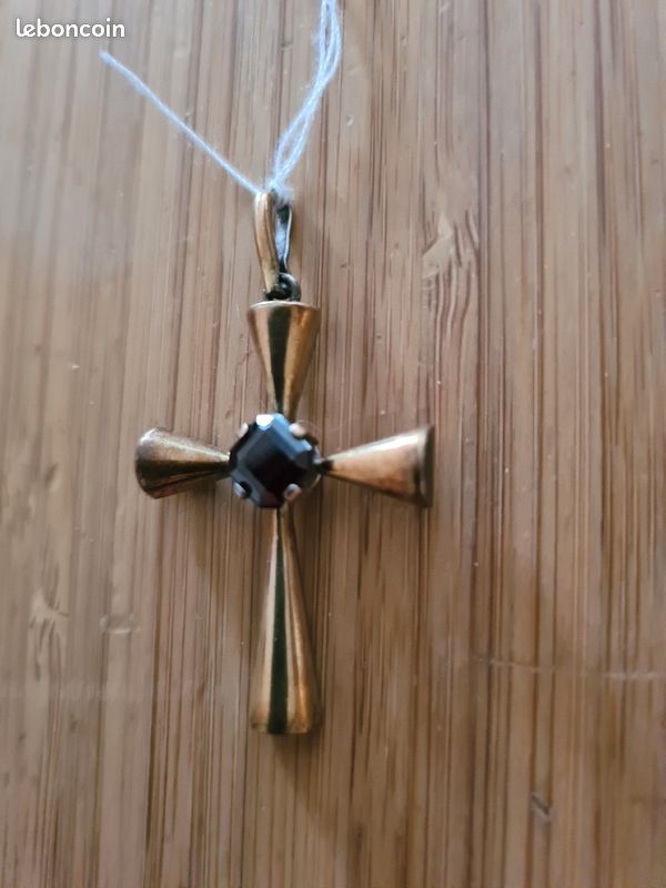 Très belle croix en argent et vermeille et grenat (image 1)
