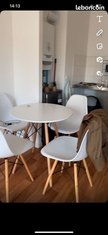 Table avec 4 chaises (image 1)