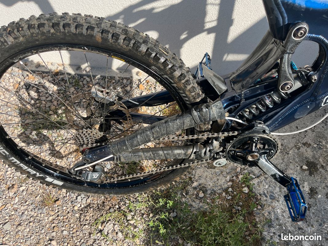 Vtt descente DH Santa Cruz V10 (image 9)