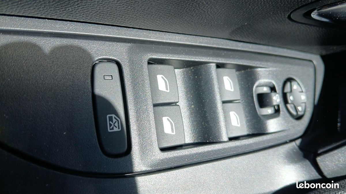 PEUGEOT 2008 Hybrid 110 e-DCS6 Edition (image 25)