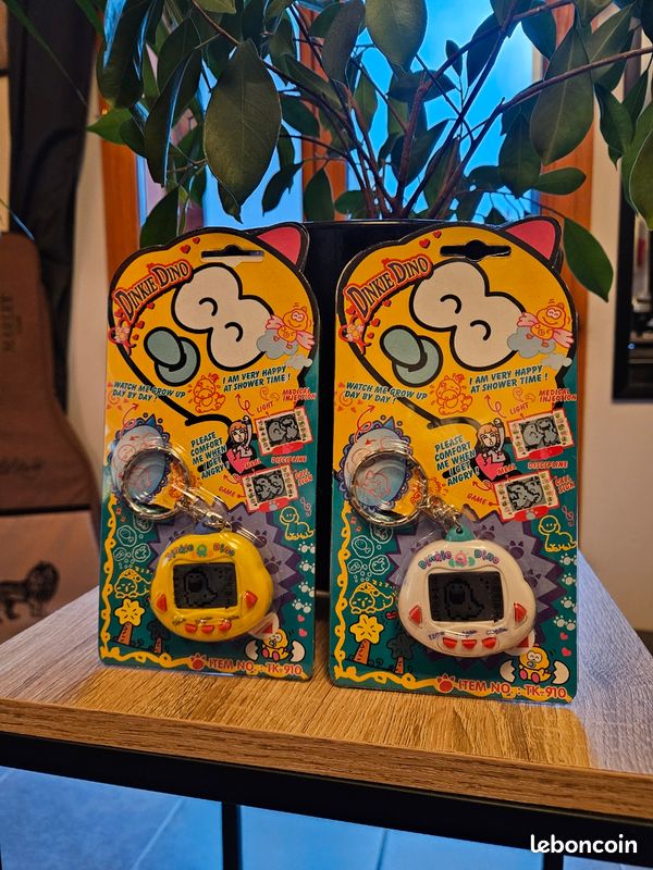 2X DINKIE DINO RAKURAKU DINOKUN ELECTRONIC VIRTUAL PET TK-910 YELLOW RED NEW