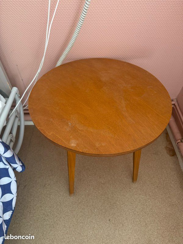 Petite table ronde d’appoint (image 1)