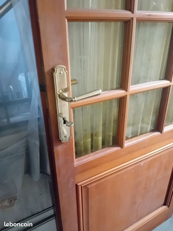 Une porte en bois massif (image 2)