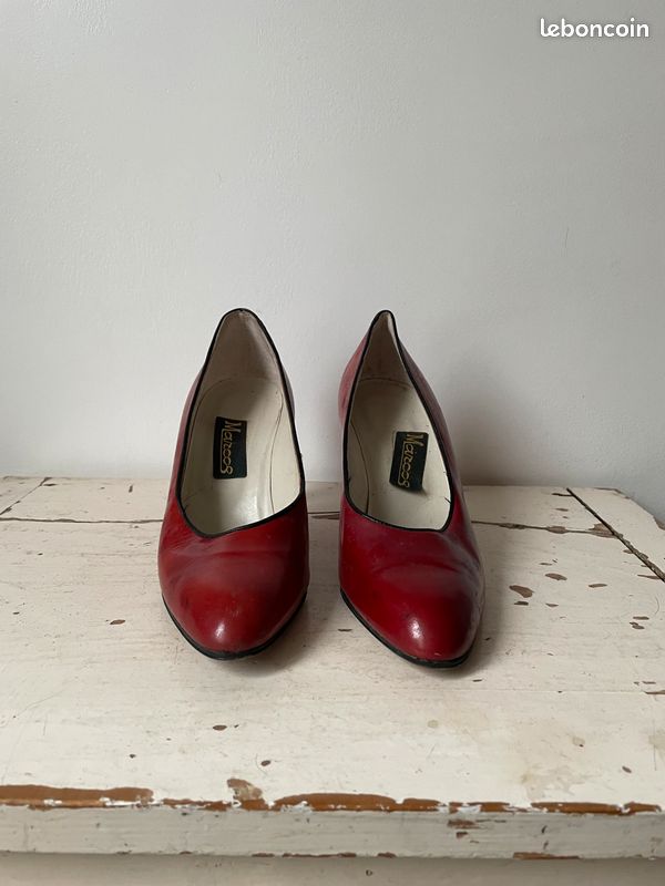 Paire d'escarpins, chaussures à talons pour femme, vintage rouges