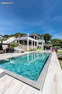 Escapade contemporaine avec confort aquatique (image 11)
