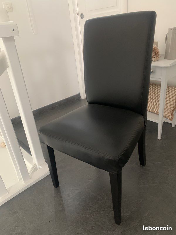 Chaise noire en cuir synthétique (image 1)
