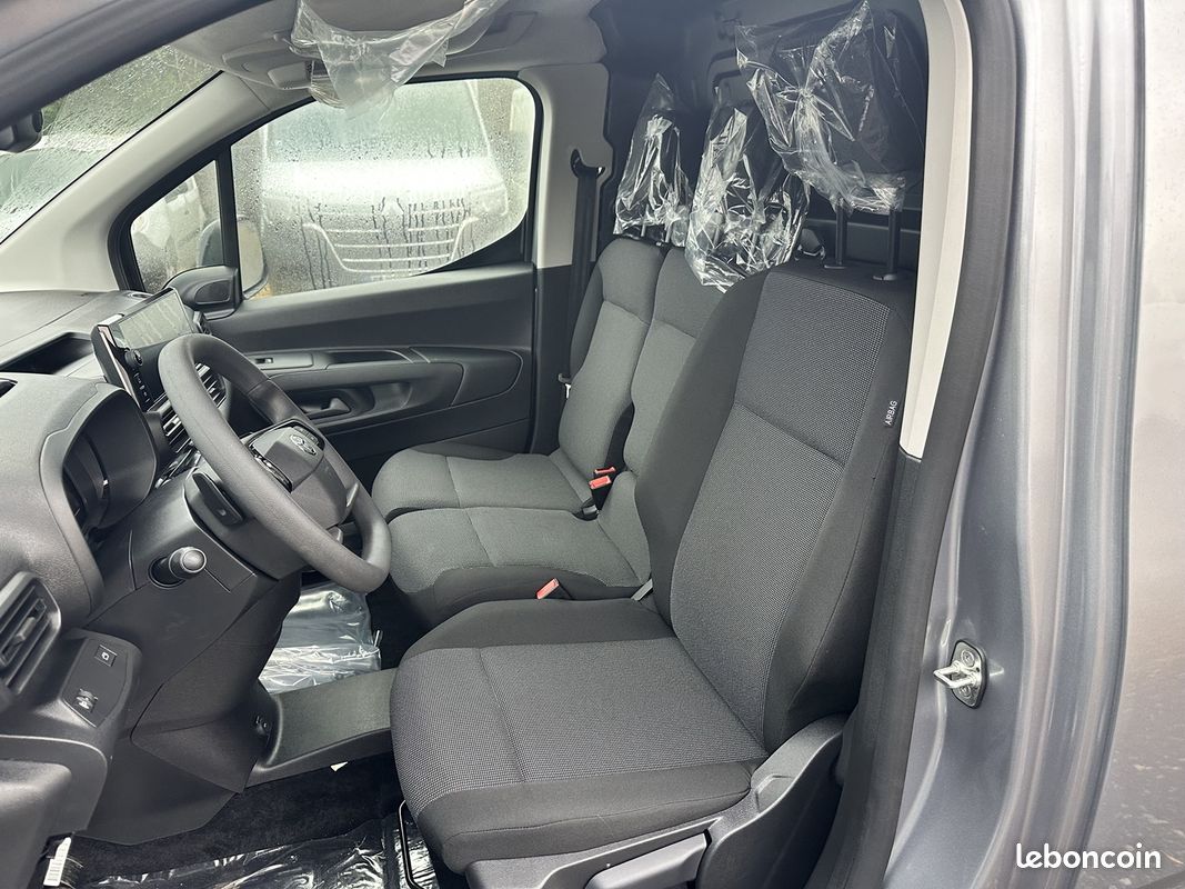 Toyota PROACE CITY GRIS MEDIUM 130 D-4D START BVA MY25 (image 8)