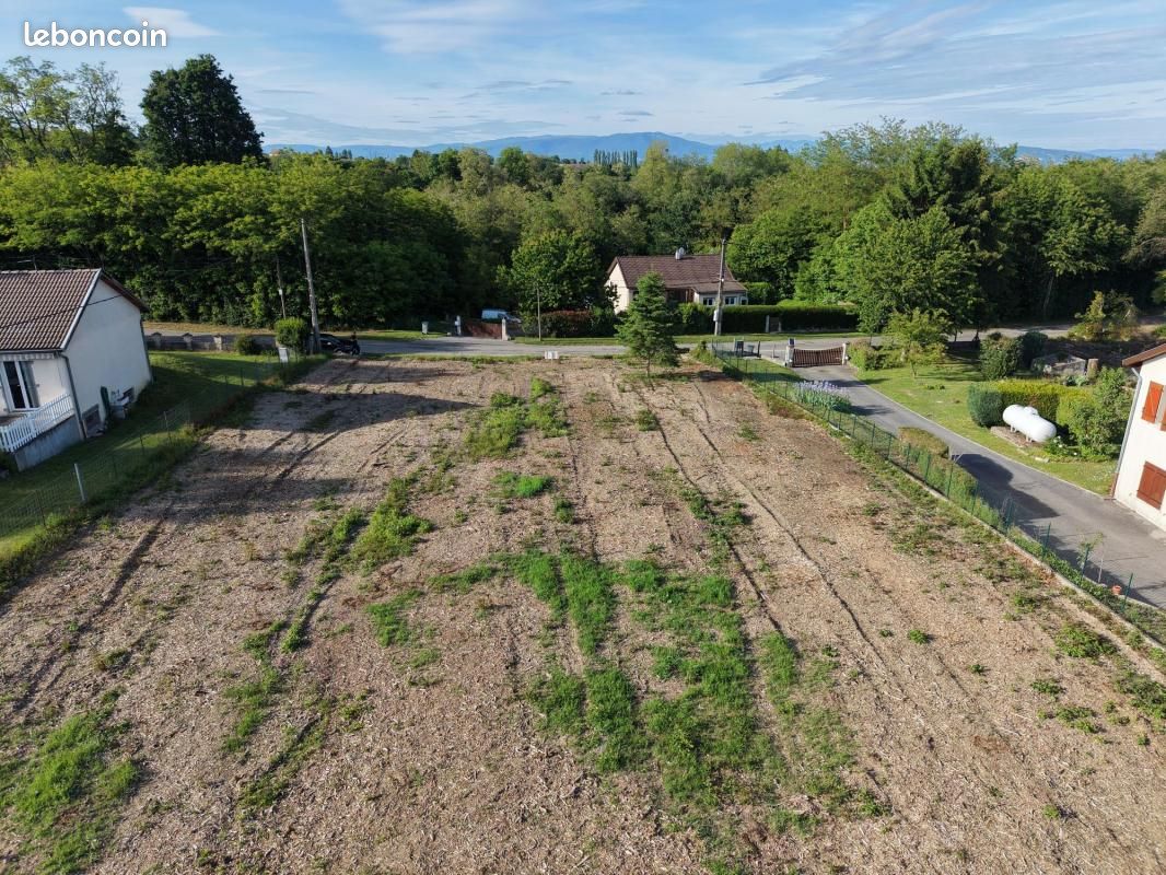 Terrain 700 m² · à Faverges-de-la-Tour · 80 000 €