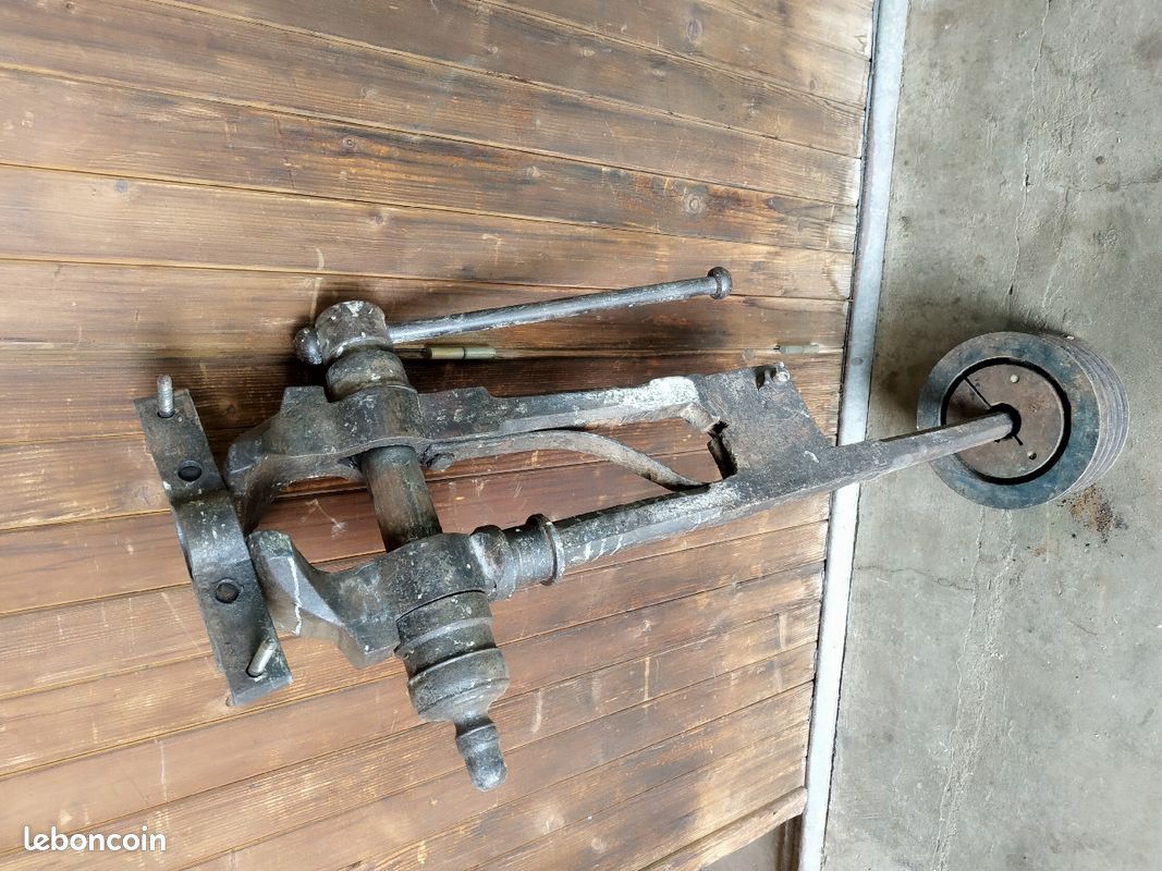 Vends étau sur pieds (image 1)