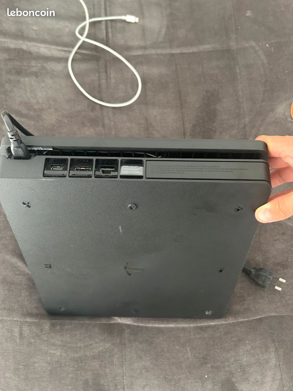 PlayStation 4 (image 3)