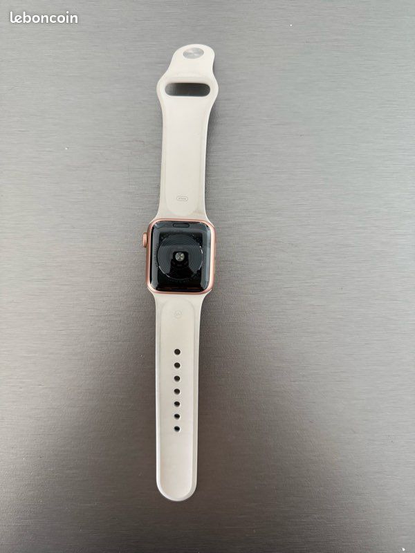 Apple Watch SE (avec chargeur) (image 2)