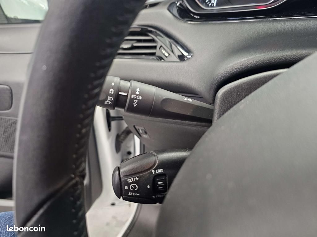 PEUGEOT 208 1.2i PureTech 12V - 82 BERLINE Active PHASE 2 (image 18)