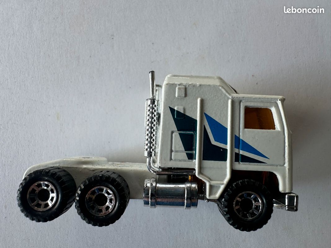 Miniature camion tracking pour collection (image 1)