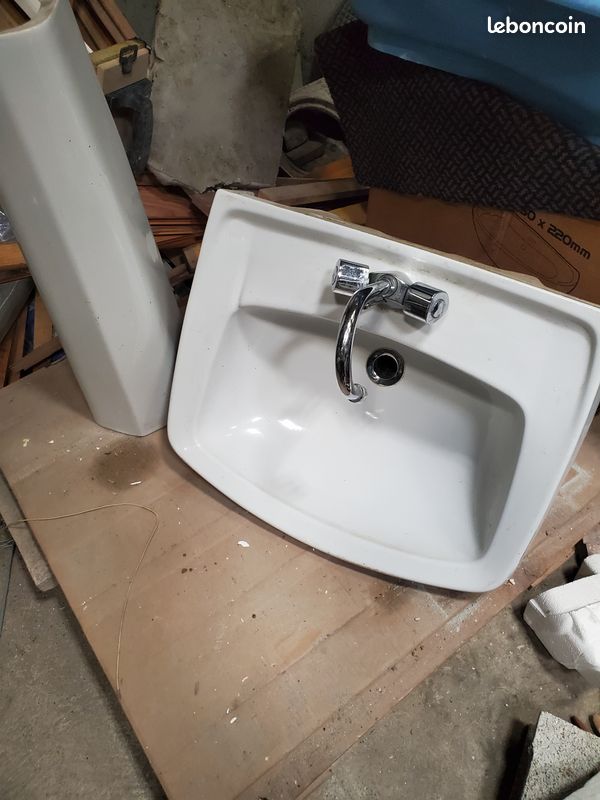 Lavabo blanc avec colonne mitigeur tres bon etat (image 1)