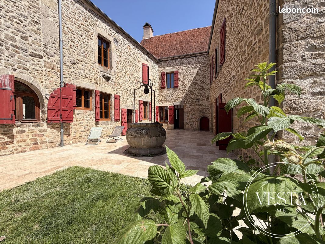 Maison 11 pièces 333 m² · à Arnay-le-Duc · 333 m² · 380 000 €