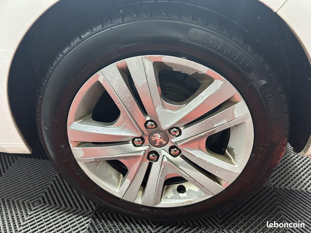 PEUGEOT 208 1.2i 12V - 82 BERLINE Style ( courroie changer + pneu neuf ) (image 17)