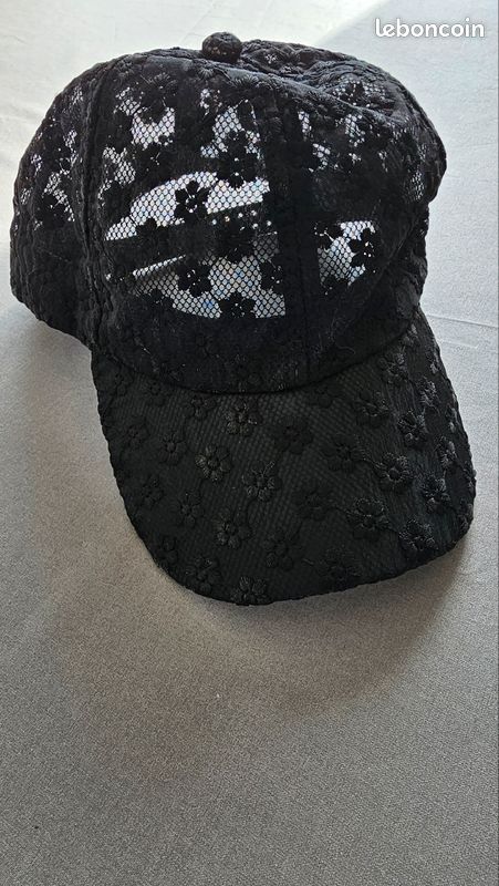 Casquette avec broderies (image 1)