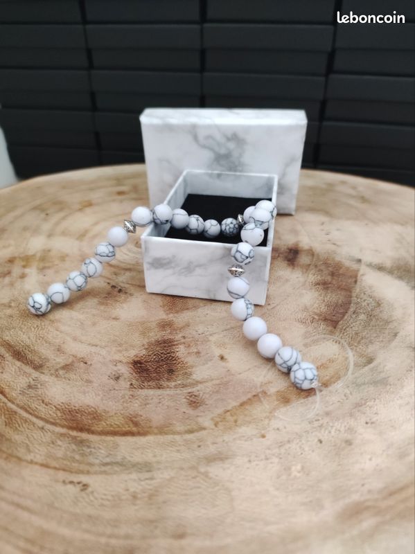 Attache tétine en pierre howlite – Élégance et sérénité + un cadeau (image 1)
