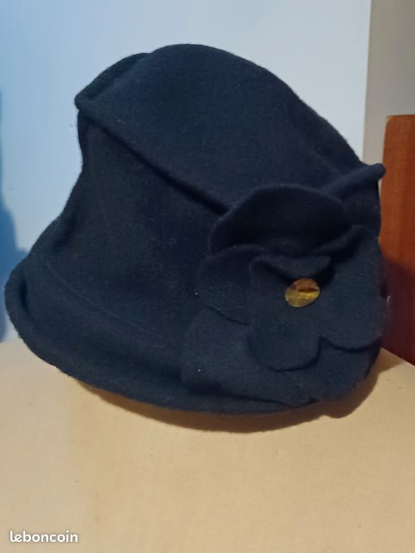 Chapeau cloche noir "Un jour ailleurs" 100 % laine (image 1)