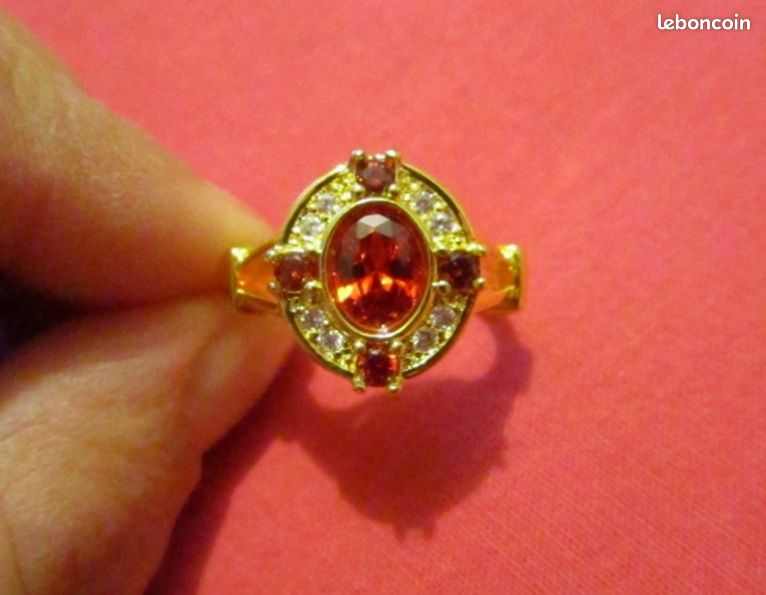 Bague dorée en plaqué or avec poinçon et pierre rouge feu, 59