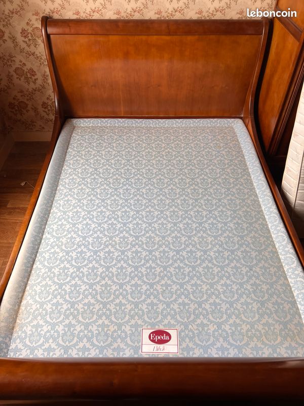 Lit en merisier et table de chevet (Lot) (image 4)