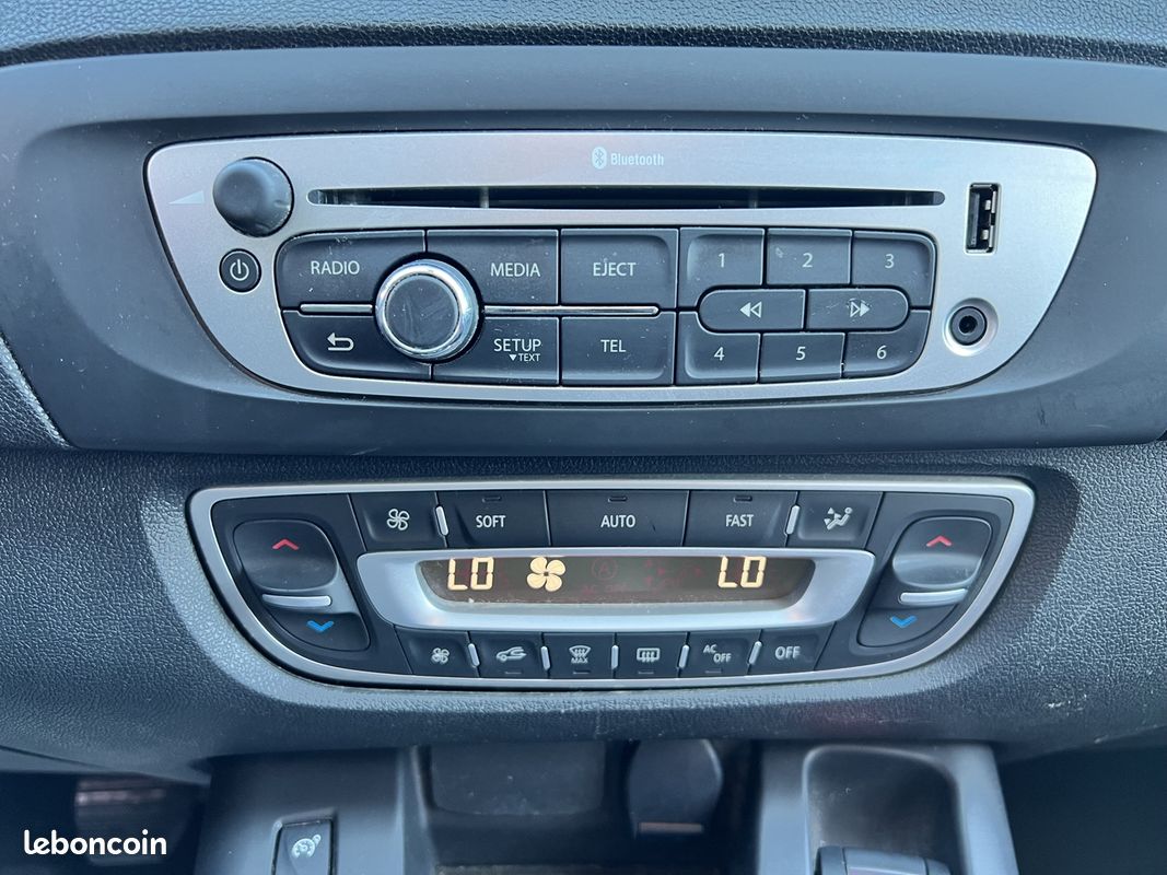 Renault SCENIC III 1.5 DCI 110CH LIMITED 2015 (image 12)