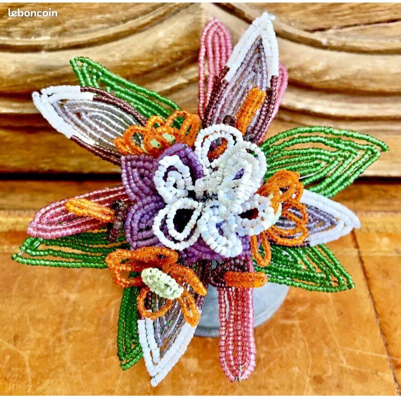 Broche Art Déco En Micro Perles Et Bakélite - Bouquet De Fleurs - 4,5 Cm - Occasion