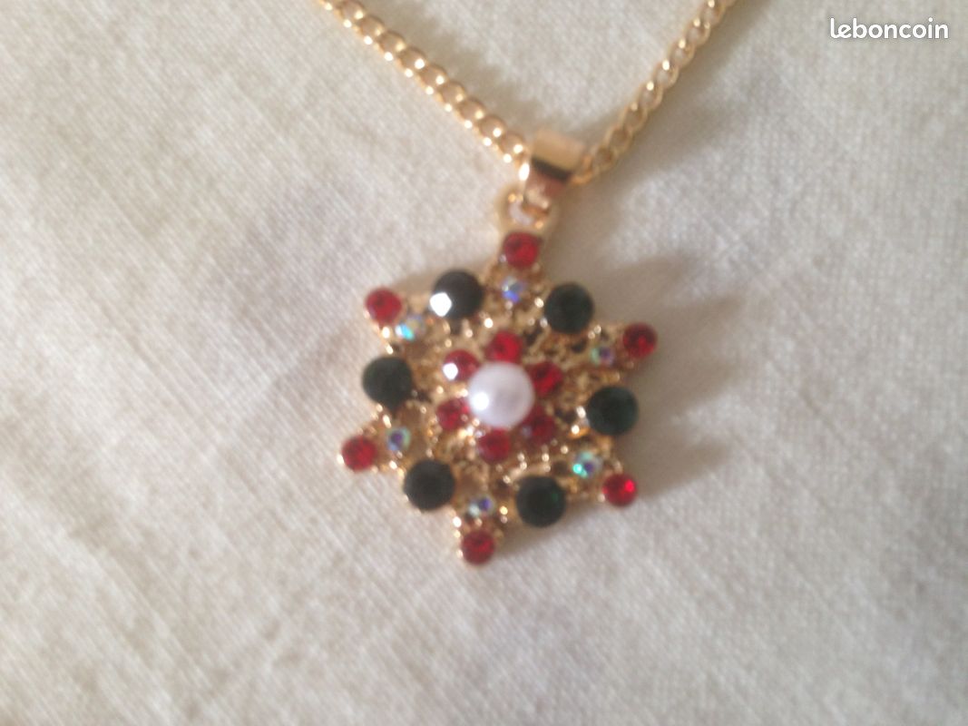 Collier plaqué or et pendentif strass rouge et vert (image 3)
