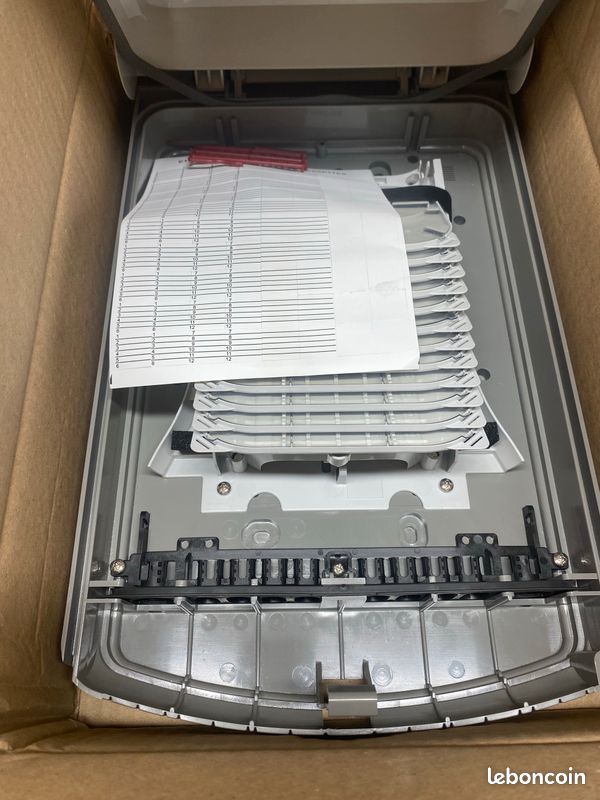 Boîtier fibre optique Corning PBO S2 avec 12 cassettes – 981293 – Neuf (image 1)