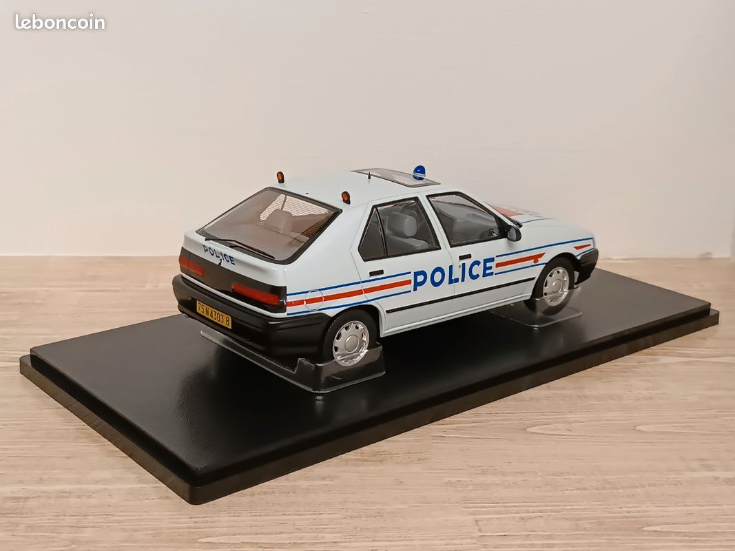 Triple9 1:18 Renault 19 Año de construcción 1994 laguna azul metálico