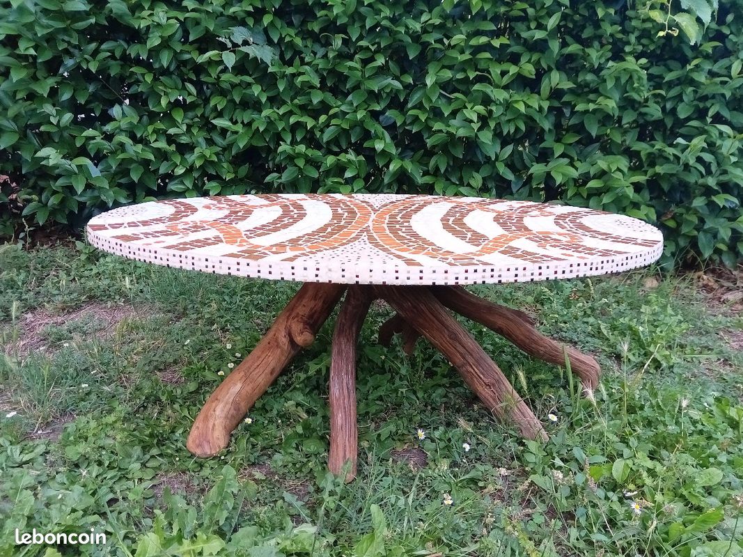 Table basse en mosaïque artisanale (pieds en bois de châtaigner) (image 1)