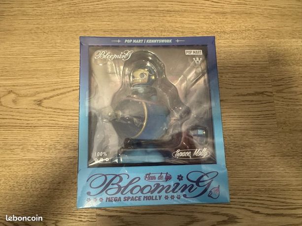 MEGA SPACE MOLLY 100% Blooming-Fleur de lys - POP MART (Singapore
