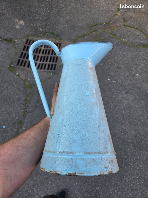 Broc à Eau En Tôle émaillée Blanc – Liseré Bleu – Vintage 1940 – Deco Campagne
