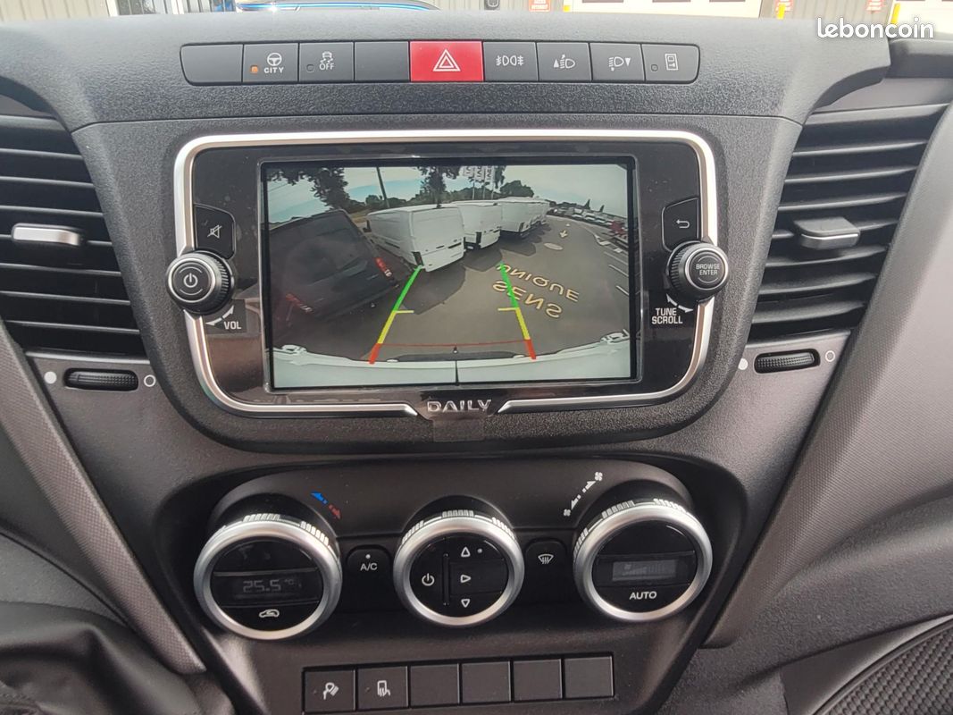 IVECO DAILY 35C18 A8 V16 FOURGON PACK EVOLUTION 03 PLACES NEUF avec CAMÉRA RECUL + GPS + PROJECTEURS FULL LED + MOTEUR 3 LITRES + VERSION MY2022 DONC SANS LES CONTRAINTES GSR2 ( Prix Vente 46 990 HT ) (image 6)