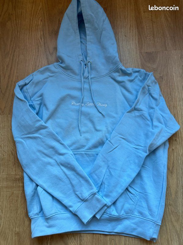 PRETTYLITTLETHING Sweat bleu clair oversize à logo et slogan | PrettyLittleThing FR