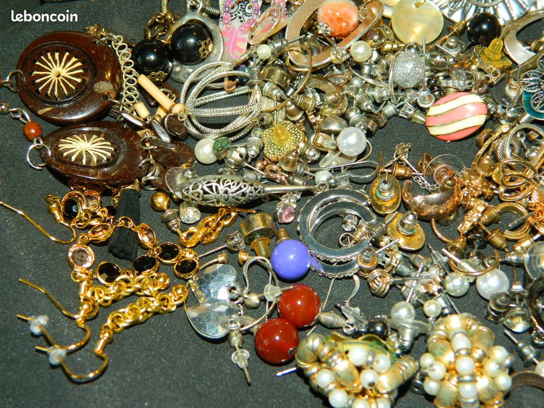 Lot De Bijoux Anciens : Boucles D'oreilles Dormeuses En Métal Doré Et Verre - Occasion à Nettoyer