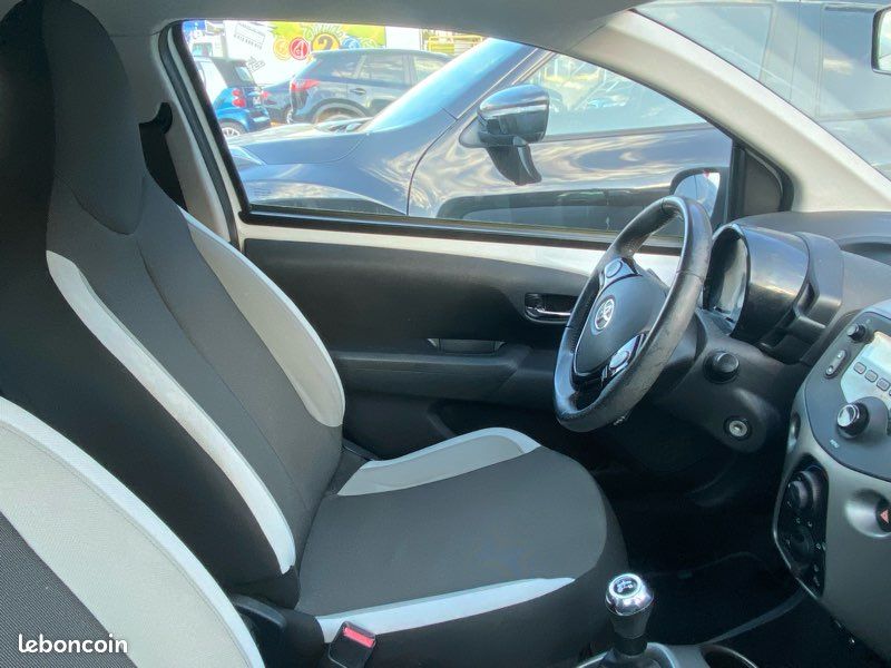 TOYOTA AYGO 1,0 x play état parfait (image 7)