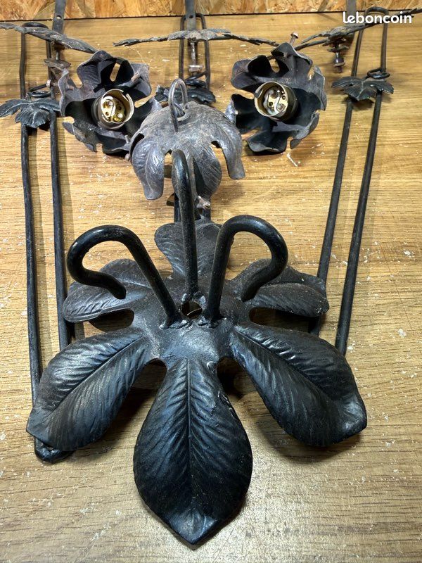 Lustre Plafonnier 3 Lumières Art Pauvre Fer Forgé Et Verre De Murano - Feuilles Et Lys Calla Roses