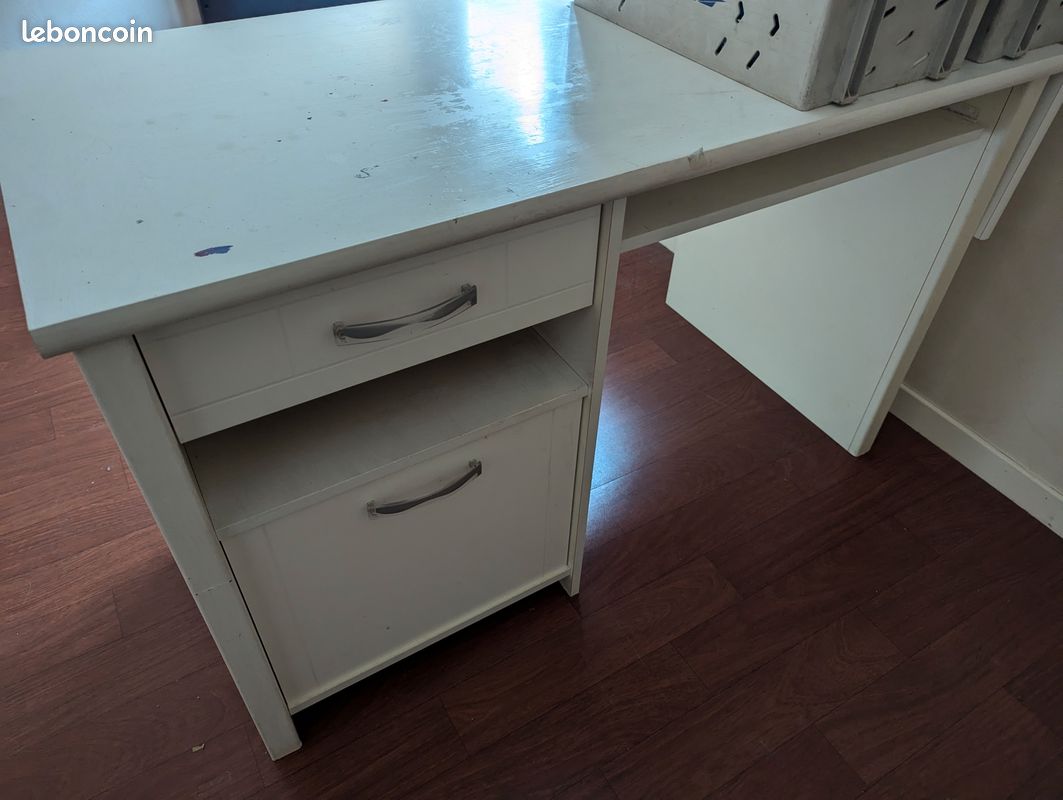 Bureau (image 1)